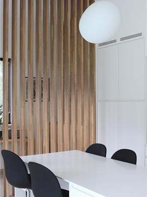 Lattenwand in gelamelleerde eik roomdivider