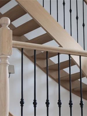 Open eiken trap met smeedijzer balusters