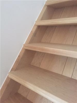 Eiken panelen achter landelijke trap