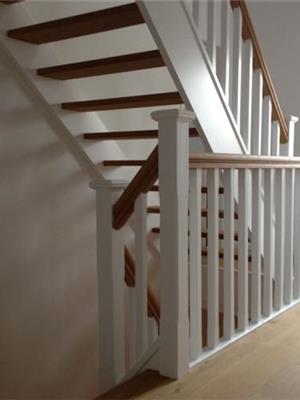 Trap met vierkante balusters