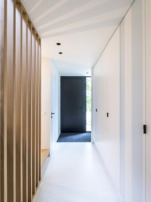 Eiken lattenwand als roomdivider