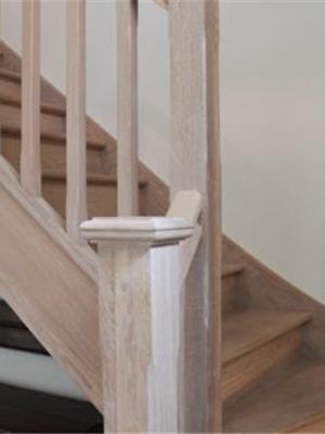 Eiken trap met rechte balusters