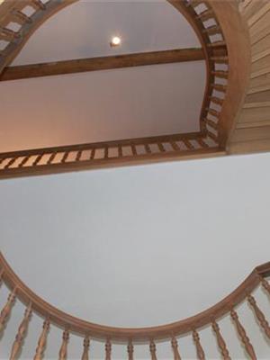 Klassieke trap met gebogen trapwang
