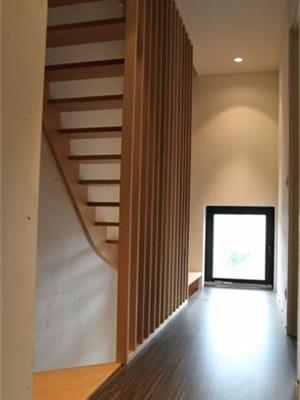 Beuken trap met onderliggende trapwangen